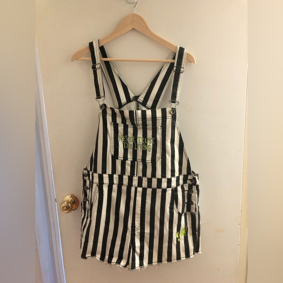 Never trust the living shorterall size XL - Picture 1 of 1